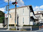 南東角地立地の建物です。角地立地につき、陽あたり良好です。