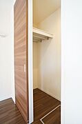 ウォークインクローゼットタイプの収納をご用意。