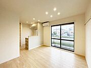 【ＬＤＫ】2023年12月にフルリノベーション工事を行った部屋となります！エアコンは設備として設置されております。