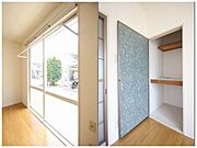 【室内物干し／西側洋室収納】サッシの木枠を利用して室内物干しを設置しております。雨の日の洗濯物も安心です！