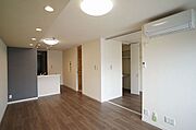 ＬＥＤ照明の他、ダウンライトも備え付きです♪洋室とはスライディングスクリーンで仕切っても使えます♪