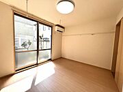6．9帖洋室です。南側から光の差し込む明るい空間になっています。