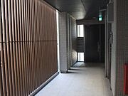 1Ｆ～2Ｆまで、通路部分も隣の建物からの目線を遮る配慮がなされています。