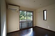 エアコン設置済です♪壁面にはピクチャーレールがございます♪