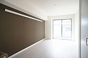 【洋室】南向き8．4帖の洋室です。明るい光が差し込みます。