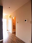 お部屋から来訪者を確認できる【ＴＶモニターホン】を設置しております♪画面で来訪者の顔を確認してから応対が出来ます♪