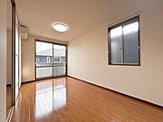 【ＬＤＫ10．9帖】建物前面は当シャーメゾンの駐車場のため、採光性も風通しも良い居心地の良いくつろぎ空間です♪