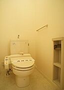 ★トイレ☆温水洗浄便座！トイレットペーパーも収納できます♪