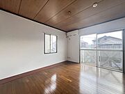 【洋室】2面採光で明るく風通しの良い洋室。日中は自然光がたっぷり入り、快適に過ごせる空間です♪
