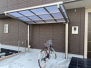 敷地内には屋根付きサイクルポートがあるので、大切な自転車等を雨ざらしにせずに保管できます（無料）♪
