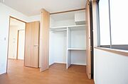 ■北洋室・収納■ハンガーパイプと枕棚を配したクローゼットは天井の高さを活かしてたっぷり収納できます♪