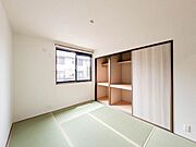 大容量な収納のある和室です。