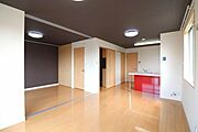 吊戸棚のないオープンカウンターキッチンを配したリビング＆ダイニングは、開放感があり、快適なコミュニケーション空間です♪　