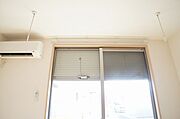 【設備】上下にスライドするシャッタータイプの雨戸です◎片手で簡単に開け閉めできます！ホスクリーン（室内物干）も付いてます♪