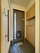 上下に分かれたシューズボックスは豊富な収納力。可変式の棚になっているのでブーツもすっきり収納ができます。カウンターに小物などを飾ってギャラリーのような高品位な空間を演出できます。