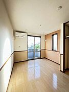 4．8帖の洋室。2方向に窓がある、南向きの角部屋で陽当たり良好！床は高級感のあるフローリング仕上げです。