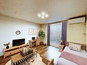 なんと10帖の大きさを誇る洋室は必要な家具を並べても床スペースがしっかり残ります。友人を招いても余裕。軽くストレッチするにも良い空間です。（ＣＧ合成）