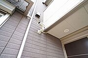共用エントランスに防犯カメラを計2台設置する事で、防犯面にも配慮しております。
