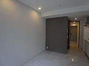 壁際上部にピクチャーレールがあるのでお好きな絵を飾る事が出来ます。