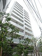 白を基調としたマンション