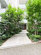 緑に囲まれているエントランスアプローチ