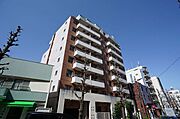 重厚感のある外観のマンションです。