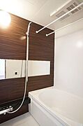 【Ｂａｓｓ】アクセントを施したオシャレなユニットバスです。サーモスタッド水栓、浴室乾燥機、保温浴槽付きです。