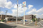 【コンビニ（24ｈ）セブンイレブン】徒歩7分（550ｍ）急なお買い物も24時間なら安心ですね！