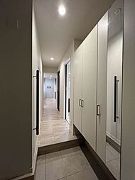 【玄関】シューズボックスに靴をしまうことで玄関周りをすっきりさせることができます☆