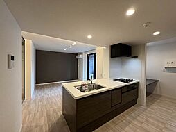 積水ハウスの新築ホテルライク「ＳｈａＭａｉｚｏｎ」。対面キッチン仕様のリビング。