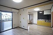 ◆ＬＤＫ（11．8帖）◆ワイドな窓からあたたかな日差しが差し込みます♪【エアコン・照明・ロールスクリーン・デザインクロス・ガラスブロック】