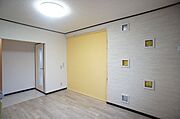 ◆ＬＤＫ（11．8帖）◆ロールスクリーンを設置し、プライバシーにも配慮することで来客の際も安心な空間となっています♪【エアコン・照明・ロールスクリーン・デザインクロス・ガラスブロック】