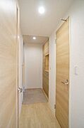 ■ＬＥＤ照明付き下駄箱■　住まいの顔となる玄関に高級感を高める、照明付き下駄箱を設置。カウンター部分に小物が飾れるので自分らしい空間作りが楽しめます。
