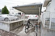 建物前に大切な自転車を雨から守る屋根付き駐輪場があります♪