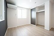 【7．2帖　洋室】収納扉には半透明のスライドドアを採用することでスッキリとモダンな印象に。