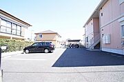玄関前に駐車場があります（前向き駐車厳守）