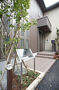 ■建物外観■緑も豊かなアプローチ。