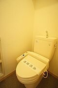 【トイレ】今や老若男女に人気アイテムの洗浄機能付暖房便座です！上部には空間を利用しトイレットペーパー等をストックできる棚が付いています♪