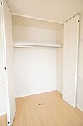 【収納】壁面の収納スペースは大きく扉が開くので、しまってあるものが一目でわかり出し入れも簡単ですよ♪天井まで高さがあるので、丈の長い衣類はこちらへどうぞ♪