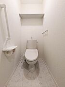【トイレ】洗浄機能付暖房便座です！上部には空間を利用しトイレットペーパー等をストックできる棚が付いています♪
