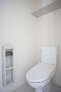【トイレ】今や老若男女に必須アイテムの洗浄機能付暖房便座です！上部には空間を利用しトイレットペーパー等をストックできる棚が付いています♪