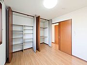 5．8帖の洋室です。大きな収納がございます。