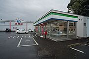 ファミリーマート水戸河和田店まで徒歩5分です。