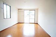 南側に大きな窓を設けておりますので、採光性が良いです。
