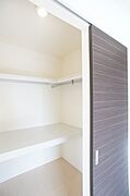 大きな荷物や丈の長いお洋服も十分収まるウォークインクローゼット！！