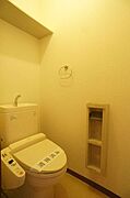 【トイレ】洗浄機能付暖房便座です！上部には空間を利用しトイレットペーパー等をストックできる棚が付いています♪