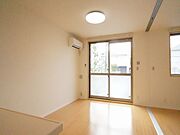 【ＬＤＫ】南側の大きな掃きだし窓から明るい陽射しと風がそそぐ快適な空間です◎もちろん冷暖房が付いていますので、暑い日も寒い日も快適にお過ごしいただけますよ