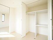 【収納】壁面の収納スペースは大きく扉が開くので、しまってあるものが一目でわかり出し入れも簡単ですよ♪天井まで高さがあるので、丈の長い衣類はこちらへどうぞ♪