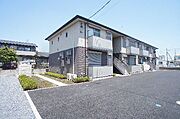 建物の前面はアパート専用の駐車場になっています♪