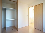 【収納】天井まで高さがあるので、丈の長い衣類はこちらへどうぞ♪